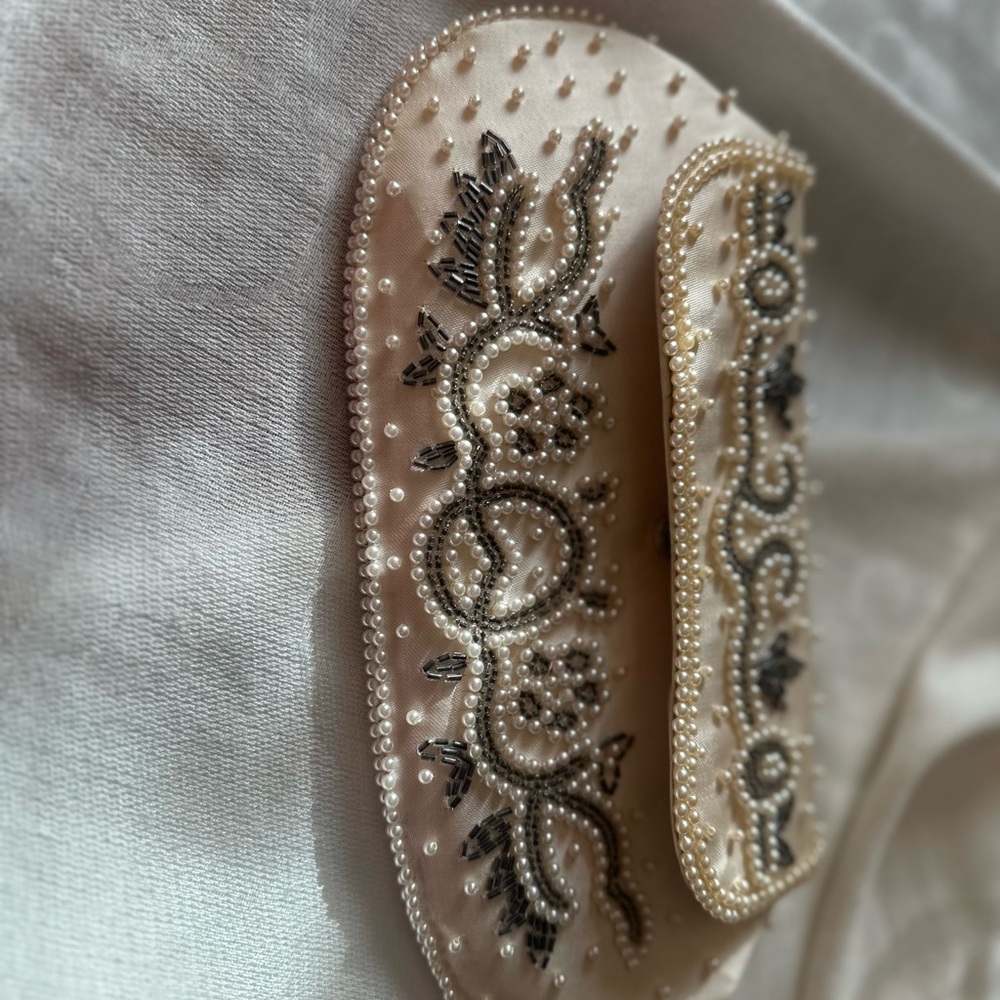 Superbe antique ivory silk small evening handbag with hand sewn pearls